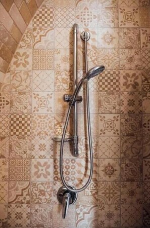 Een douche, een haardroger, handdoeken, zeep