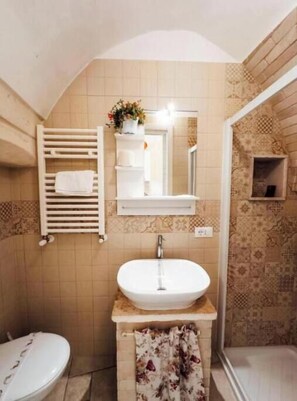 Shower, hair dryer, towels, soap - Antico Pozzo Apartment - Charm and tranquility in the heart of Martina Franca (Martina Franca)