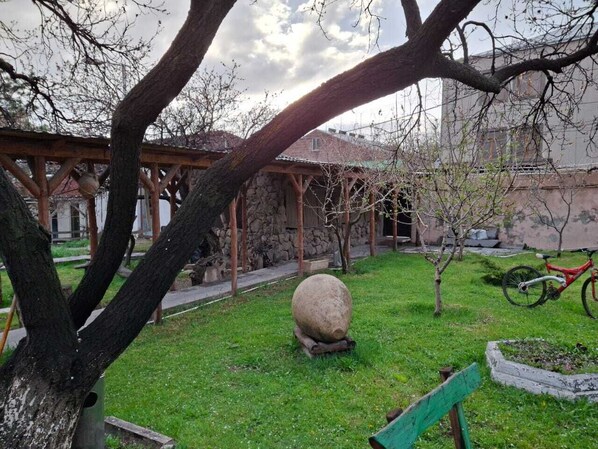 Property grounds - Yerevan Guesthouse (Jrvezh)