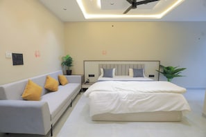 Suite | Rollaway beds, free WiFi, bed sheets