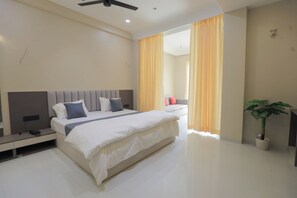 Luxury Room | Rollaway beds, free WiFi, bed sheets - Srushti Resort (Gangapur)