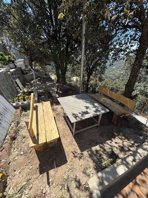 Outdoor dining - The Woodshed (Mukteshwar)