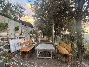 Outdoor dining - The Woodshed (Mukteshwar)