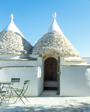 Exterior - Luxury Trulli Retreat with Private Pool in Puglia (San Michele Salentino)