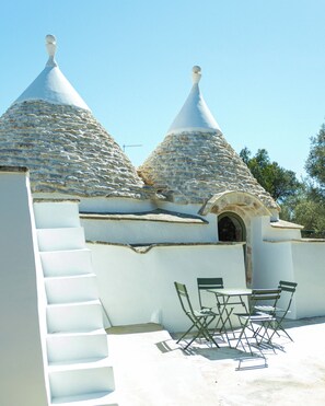 Outdoor dining - Luxury Trulli Retreat with Private Pool in Puglia (San Michele Salentino)