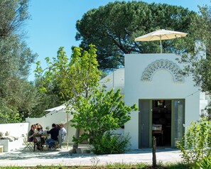 Outdoor dining - Luxury Trulli Retreat with Private Pool in Puglia (San Michele Salentino)