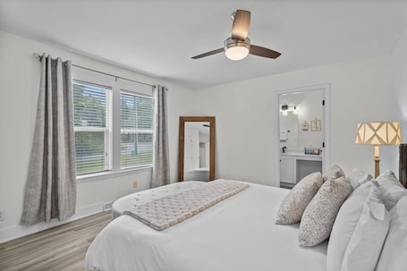 3 bedrooms, Internet, bed sheets. Camelot Cottage - We love Dogs - Beach Mins. Away