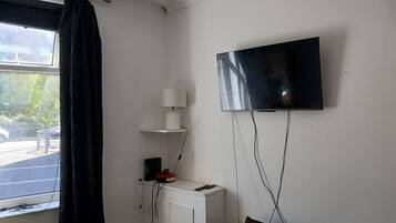 Habitación doble, vista al patio | Área de sala de estar