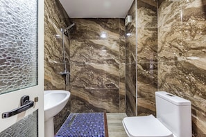 Hair dryer, towels - Sun & Sea Apartment | Durrës Waterfront by PikHost (Durrës)