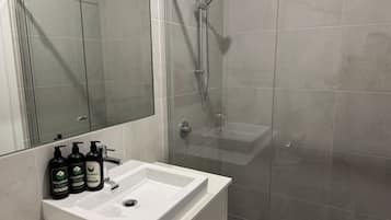 Douche, sèche-cheveux, serviettes fournies