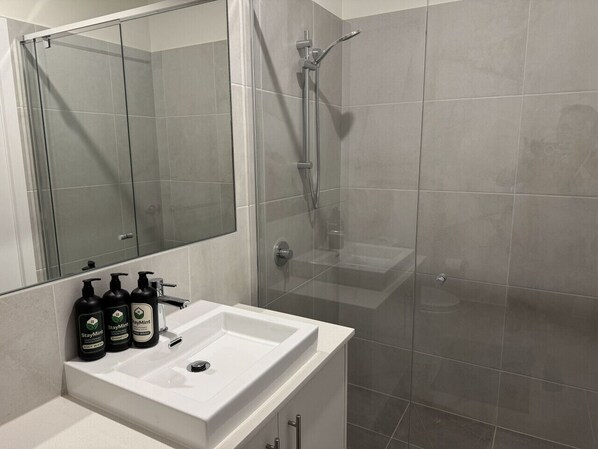 Shower, hair dryer, towels