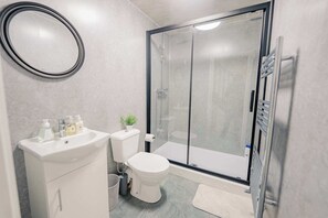 Shower, hair dryer, towels, shampoo - Luxury Family, Stag Do, Hen Do 6BR 3Bath With Hot Tub and Open Plan Living (Cardiff)