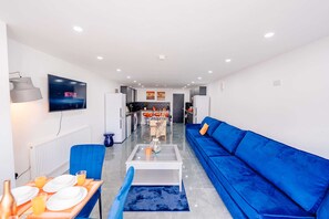 TV, foosball, offices - Luxury Family, Stag Do, Hen Do 6BR 3Bath With Hot Tub and Open Plan Living (Cardiff)
