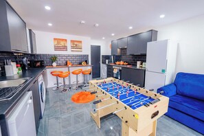 Fridge, microwave, oven, stovetop - Luxury Family, Stag Do, Hen Do 6BR 3Bath With Hot Tub and Open Plan Living (Cardiff)