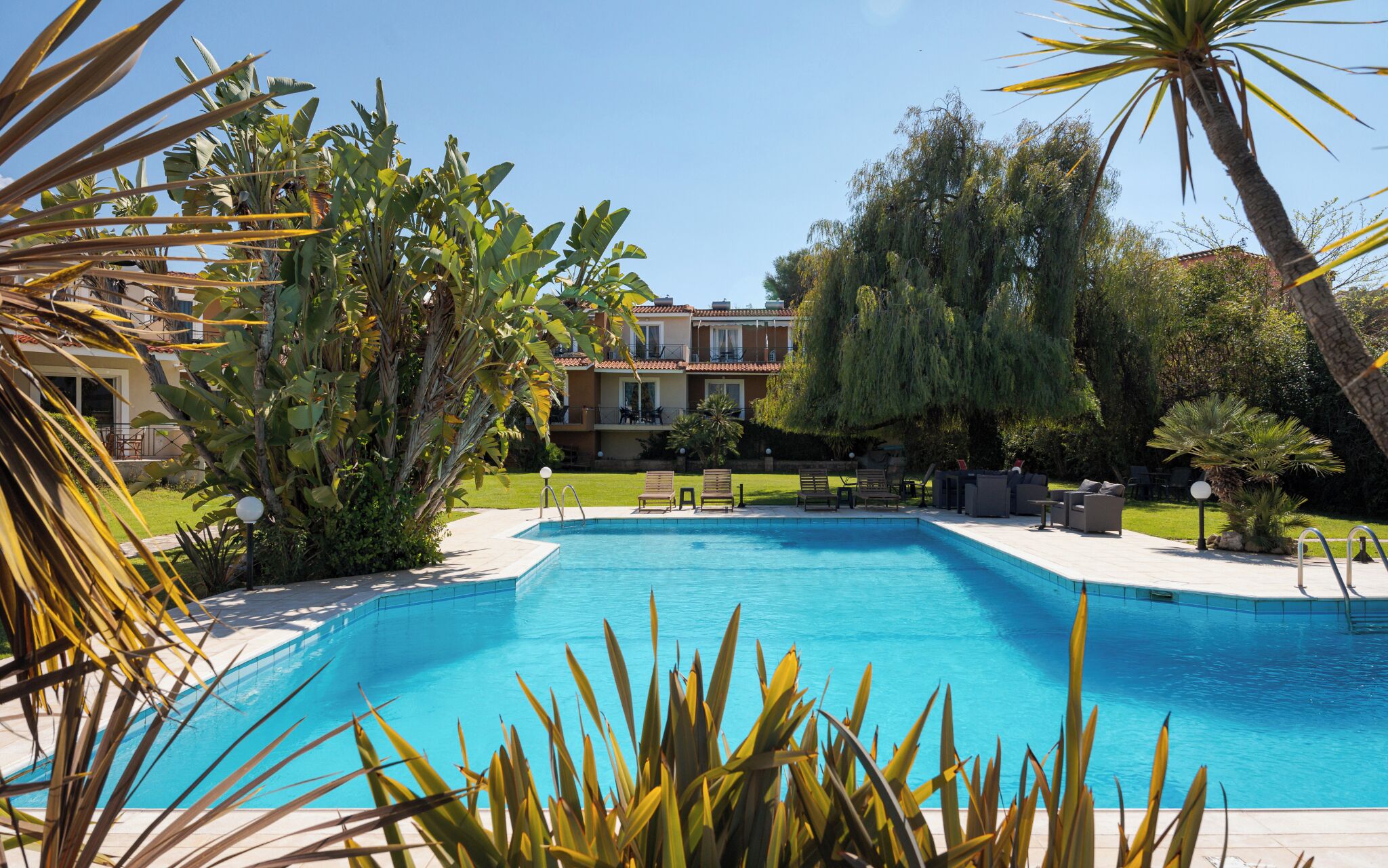 Piscine extérieure, parasols de plage, chaises longues