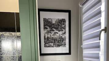 Chambre Double Confort, vue cour intérieure | Salle de bain