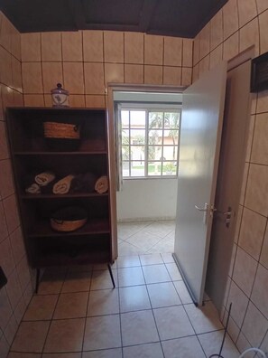 Interior - Pack suitcases and move in :stylish, modern and complete apartment for rent. (Oranjestad)