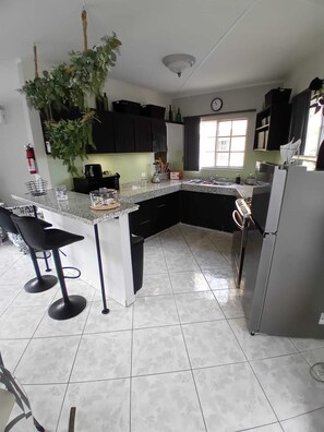 Private kitchen - Pack suitcases and move in :stylish, modern and complete apartment for rent. (Oranjestad)