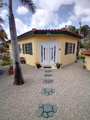 Exterior - Pack suitcases and move in :stylish, modern and complete apartment for rent. (Oranjestad)