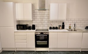 Private kitchen - Spacious 4BR Apartment • 7 Beds • Near Station (Newport)