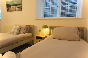 Room - Spacious 4BR Apartment • 7 Beds • Near Station (Newport)