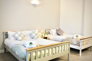 Room - Spacious 4BR Apartment • 7 Beds • Near Station (Newport)