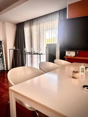 패밀리 스위트, 발코니, 정원 전망 | 회의 시설