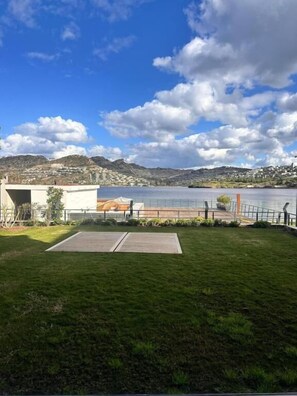 패밀리 스위트, 발코니, 정원 전망 | 숙박 시설 구내