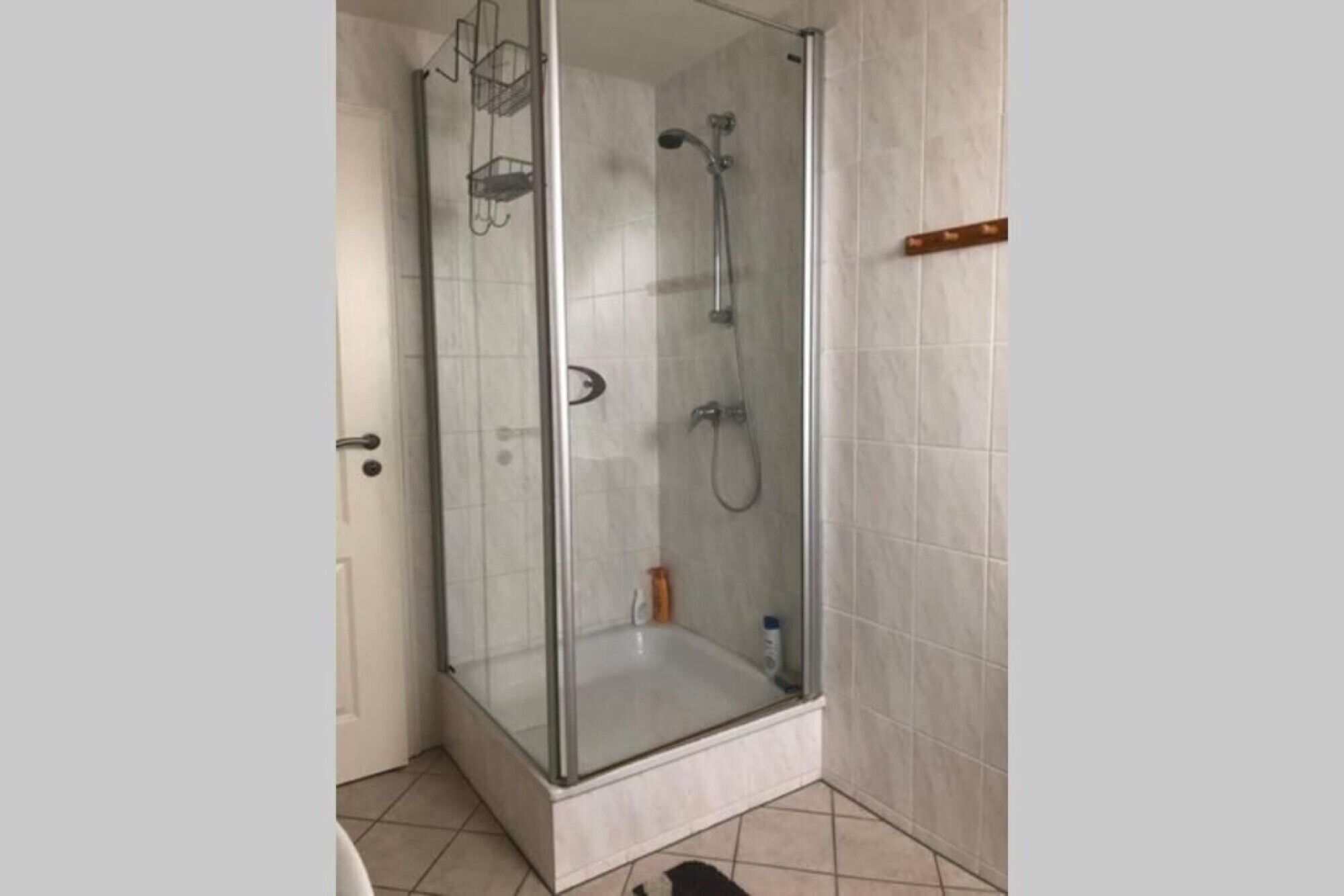 Douche, sèche-cheveux, serviettes fournies