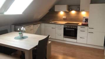 Wasserkocher mit Kaffee-/Teezubehör, Kühlschrank, Mikrowelle, Ofen