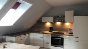 Eine moderne Küche mit Oberlichter, eingebauten Geräten und einer Holzarbeitsplatte.