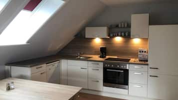 Wasserkocher mit Kaffee-/Teezubehör, Kühlschrank, Mikrowelle, Ofen