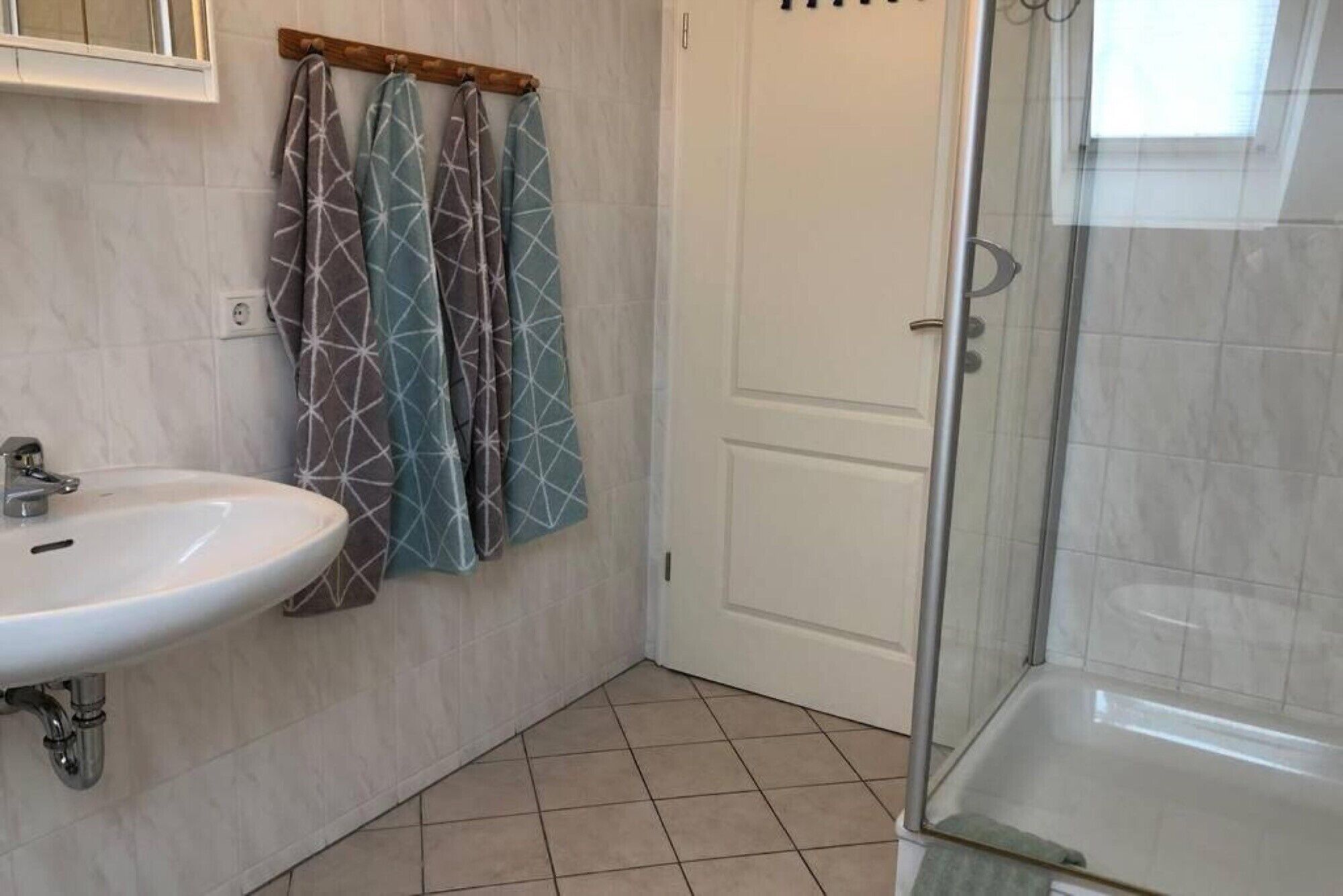 Een douche, een haardroger, handdoeken