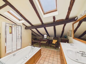Shower, hair dryer - Charming house with pool for 8 people (Urval)