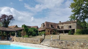 A poolside view of a stone building with a covered patio and a swimming pool. - Typical Dordogne house with pool & views (Urval)