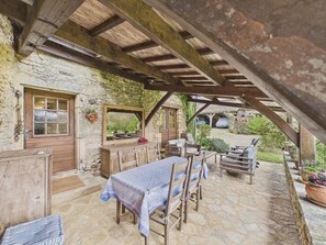 Outdoor dining - Charming house with pool for 8 people (Urval)