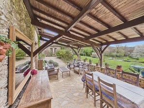 Outdoor dining - Charming house with pool for 8 people (Urval)