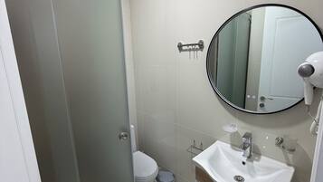 SĂšche-cheveux, serviettes fournies, savon, papier toilette