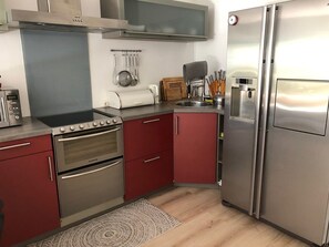 Microondas, horno, lavavajillas y cafetera y tetera 