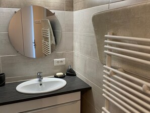 Bathroom - Stunning duplex, pool, panoramic view - 5 guests (Le Grau-du-Roi)