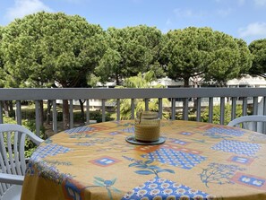Outdoor dining - Studio cabin with AC, parking - 2 guests (Le Grau-du-Roi)