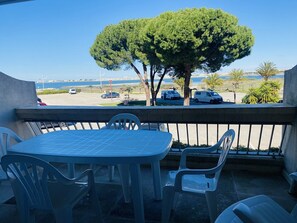 Outdoor dining - Apartment with AC and parking, sea view (Port Camargue)
