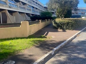 Property grounds - Apartment with AC and parking, sea view (Port Camargue)