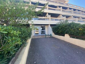 Exterior - Apartment with AC and parking, sea view (Port Camargue)