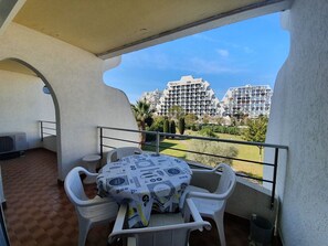 Outdoor dining - Lovely central apartment, parking - 4 guests (La Grande-Motte)