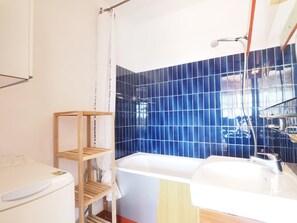 Bathroom - Charming studio, terrace, parking - 4 guests (Le Grau-du-Roi)