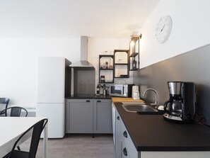 Fridge, microwave, dishwasher, coffee/tea maker - Central apartment, parking - 6 guests (La Grande-Motte)