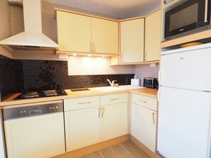 Kühlschrank, Mikrowelle, Geschirrspüler, Toaster