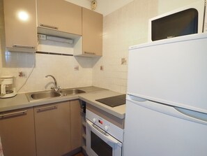 Private kitchen - Apartment with pool - 4 guests (Le Grau-du-Roi)