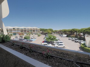 Property grounds - Apartment with pool - 4 guests (Le Grau-du-Roi)